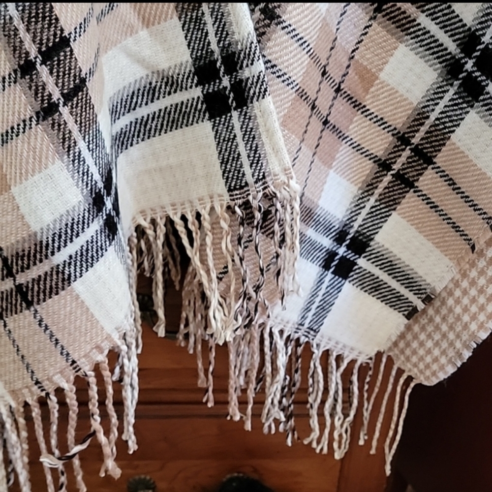 🆕 Steve Madden | Reversible Black & Tan Houndstooth & Plaid Topper Wrap OSFM - Picture 4 of 10
